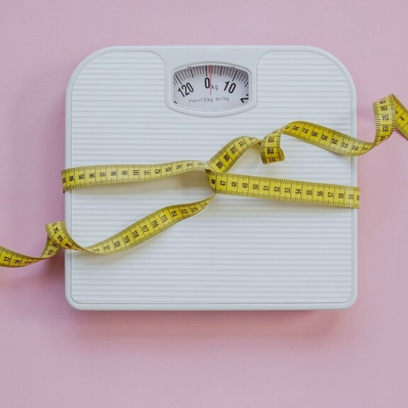 weight-control-concept-scale-tape-measure-shutterstock-2244287303-1zu1-576x576-dunkel