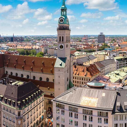 Bild München mit Experten und Mikrofon