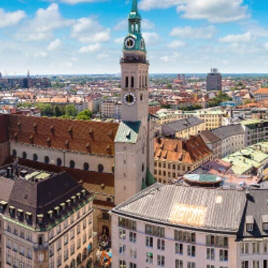 Stadt München mit Experten und Laptop