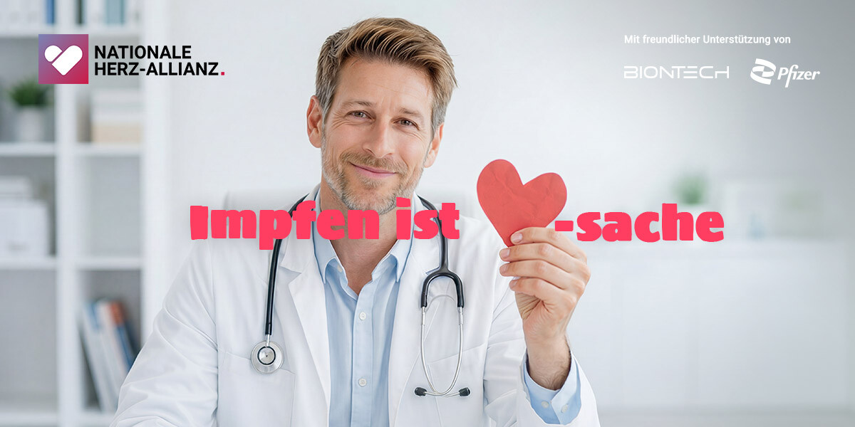 Lächelnder Arzt wirbt für die Kampagne "Impfen ist Herz-sache"
