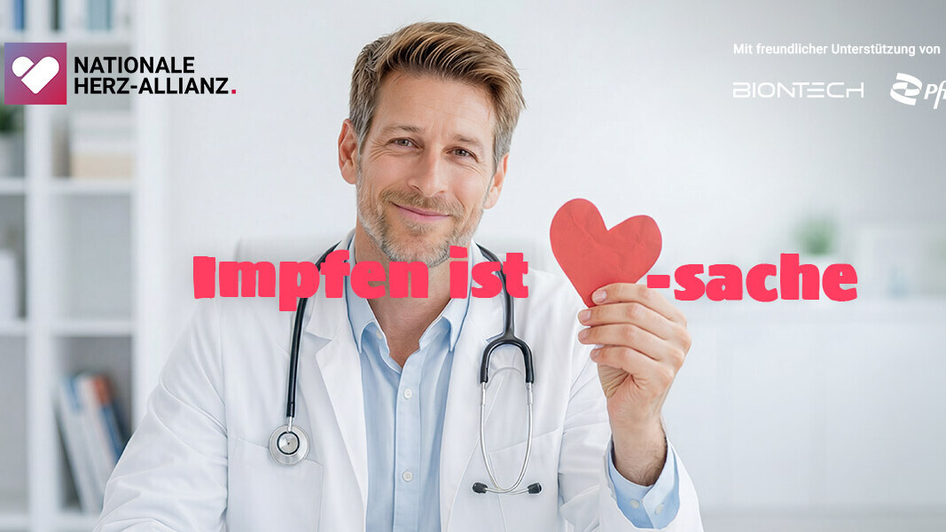 Lächelnder Arzt wirbt für die Kampagne "Impfen ist Herz-sache"