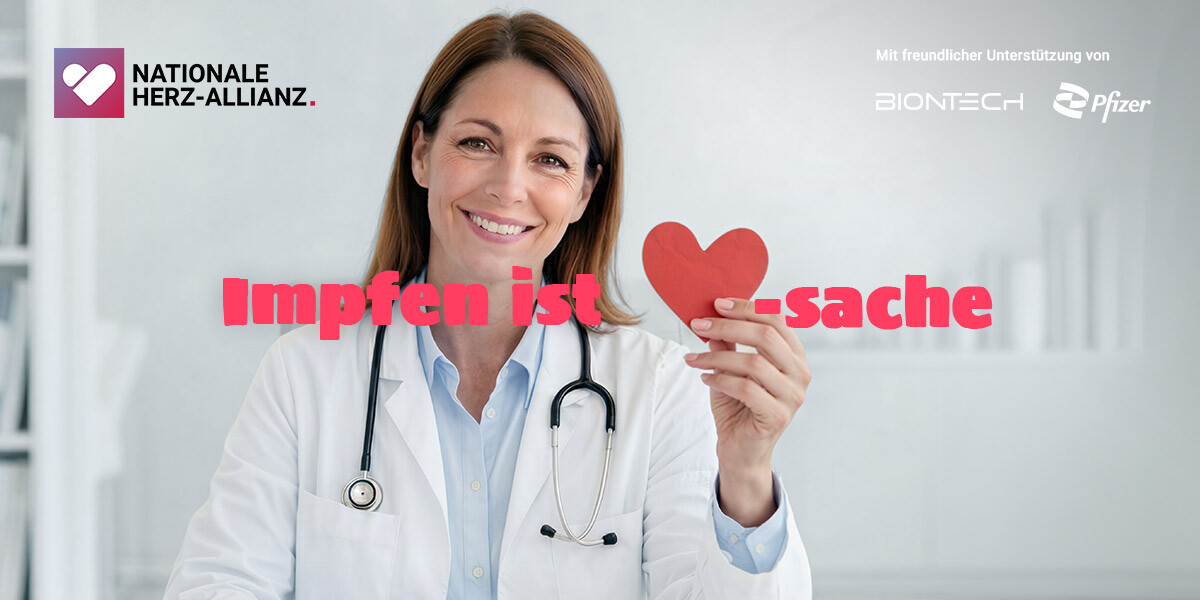 Lächelnde Ärztin wirbt für die Kampagne "Impfen ist Herz-sache"