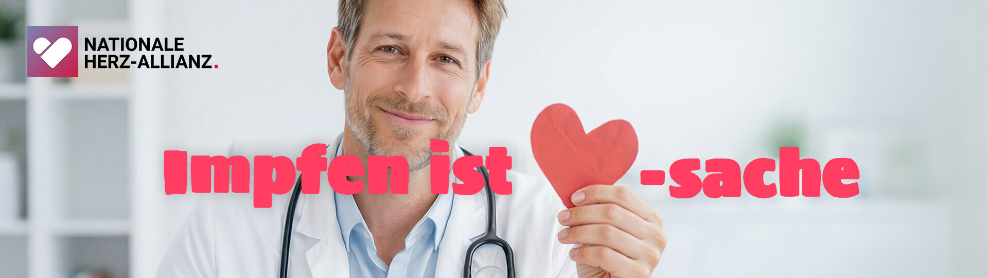 Lächelnder Arzt wirbt für die Kampagne "Impfen ist Herz-sache"