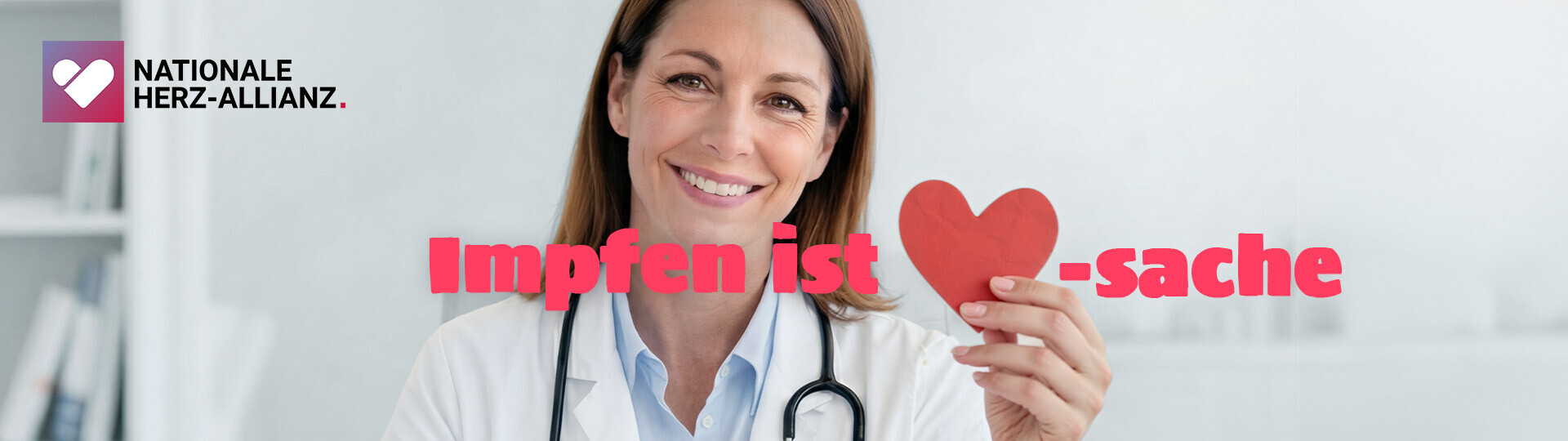 Lächelnde Ärztin wirbt für die Kampagne "Impfen ist Herz-sache"