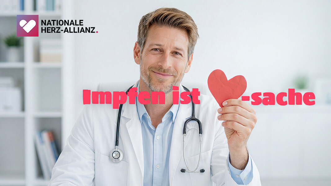 Lächelnder Arzt wirbt für die Kampagne "Impfen ist Herz-sache"