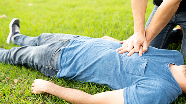 Herzdruckmassage-Herzstillstand-1539690134-t