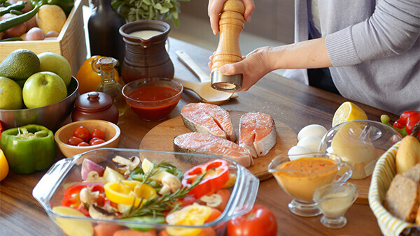 mediterrane-ernaehrung-frauen-herzkrankheit-969841130-t