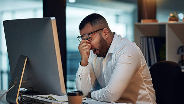 schlafmangel-risiko-herzkrankheit-1022048290-t