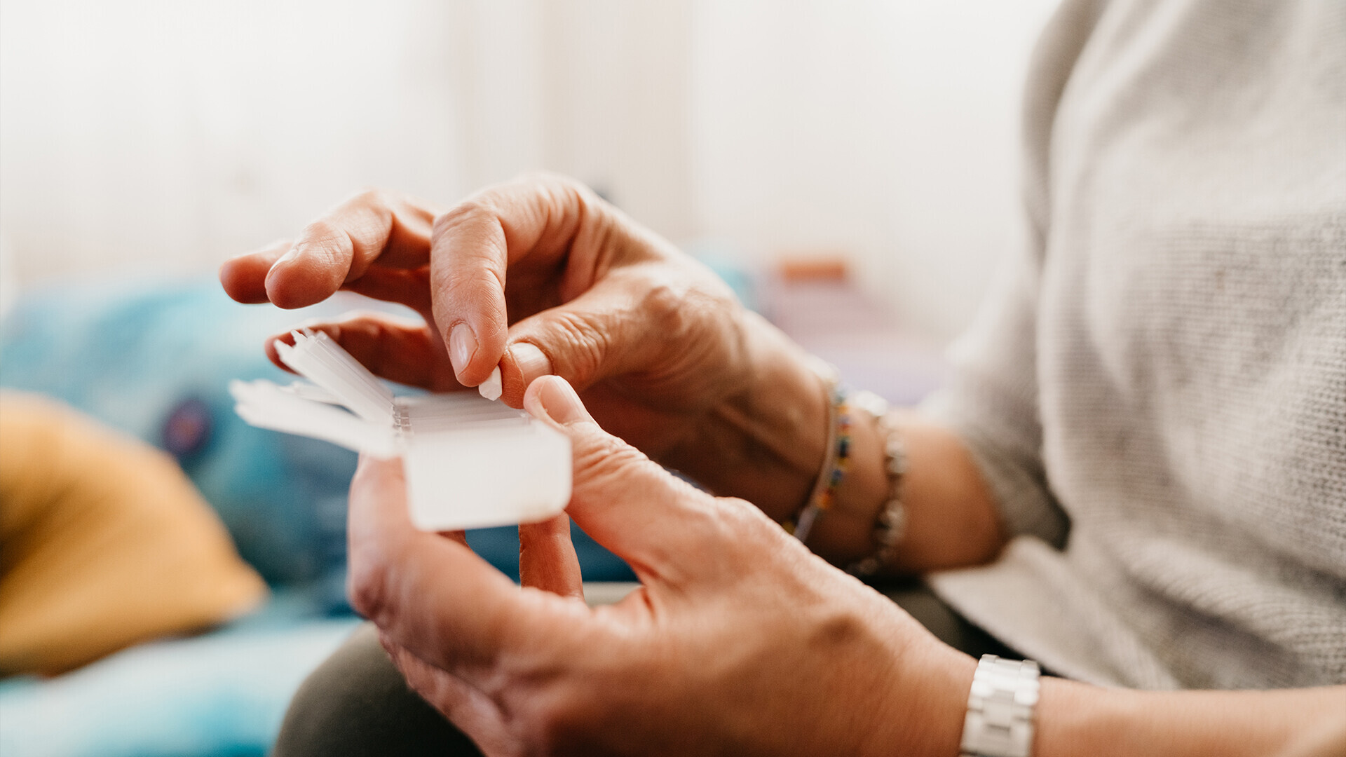 Frau nimmt Medikament aus Packung