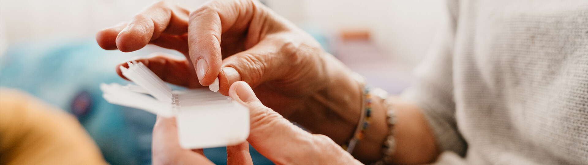 Frau nimmt Medikament aus Packung