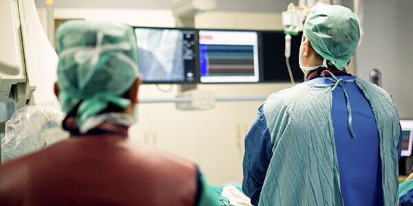 Patient und Kardiologe in Katheterlabor