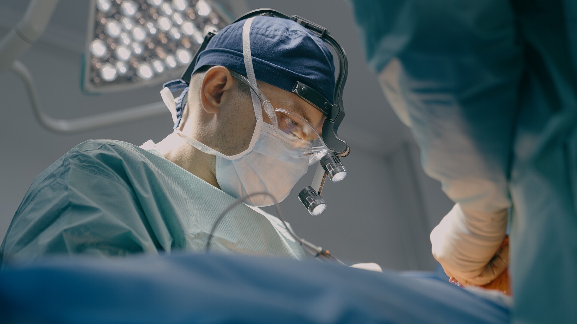 Nahaufnahme eines Chirurgen während Operation