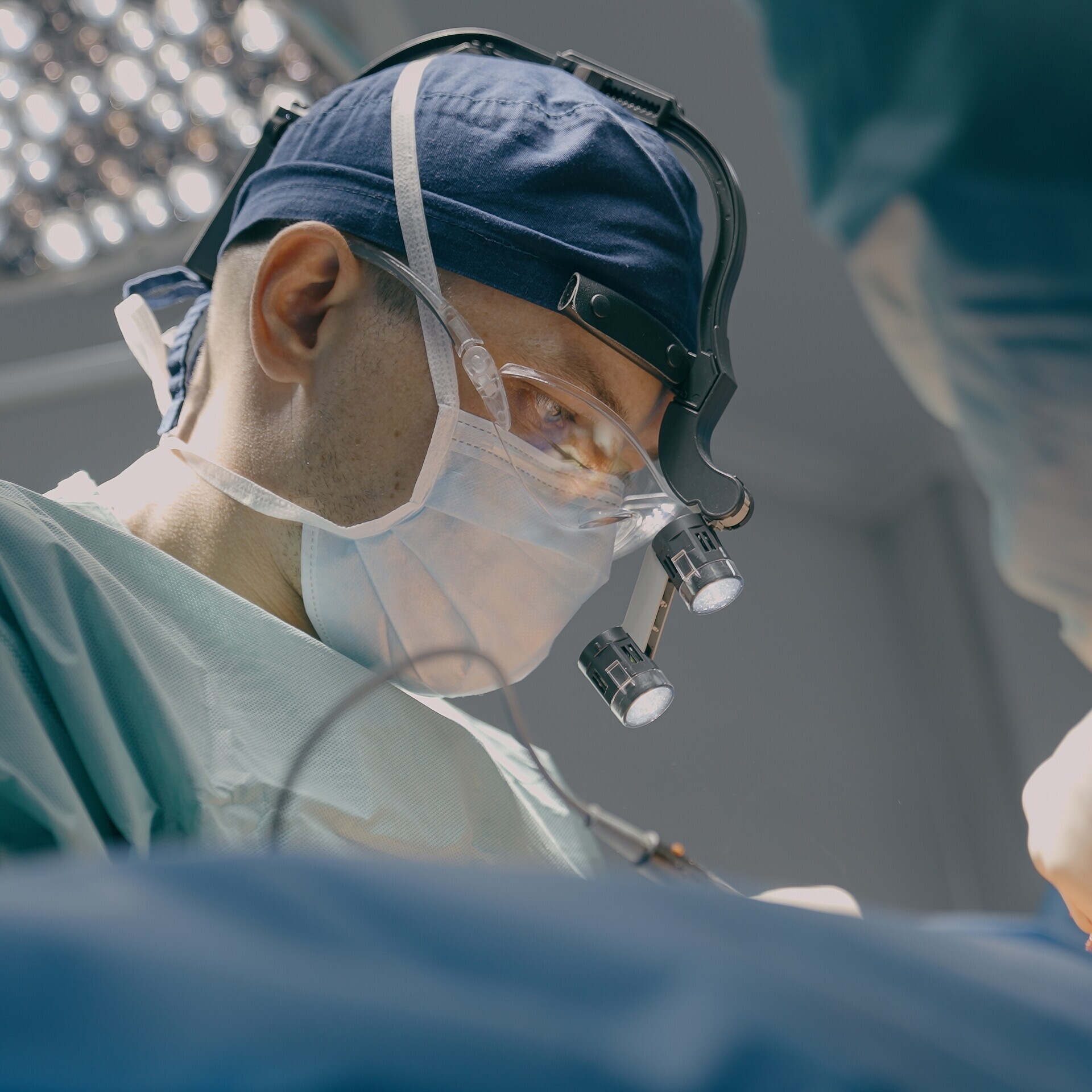 Nahaufnahme eines Chirurgen während Operation