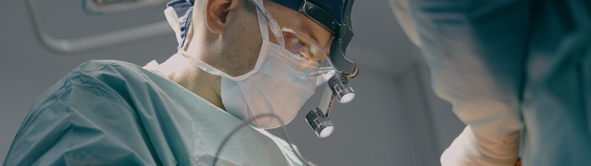 Nahaufnahme eines Chirurgen während Operation