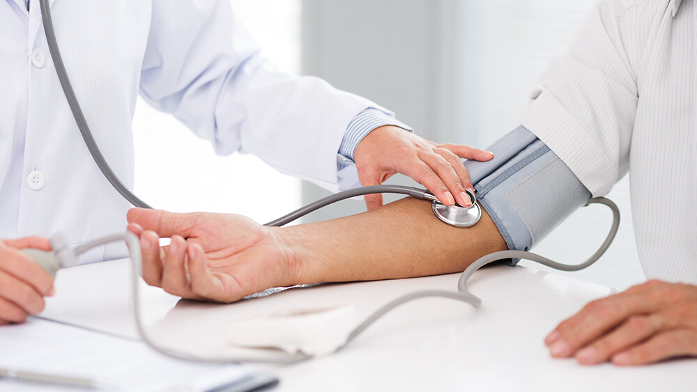 hypertensive-herzkrankheit-symptome-467555694-t