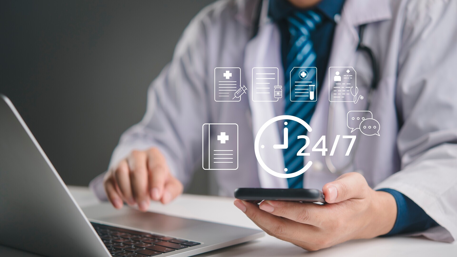 Arzt mit Handy und Laptop