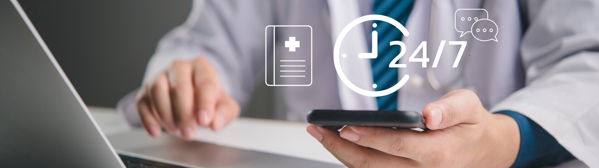 Arzt mit Handy und Laptop