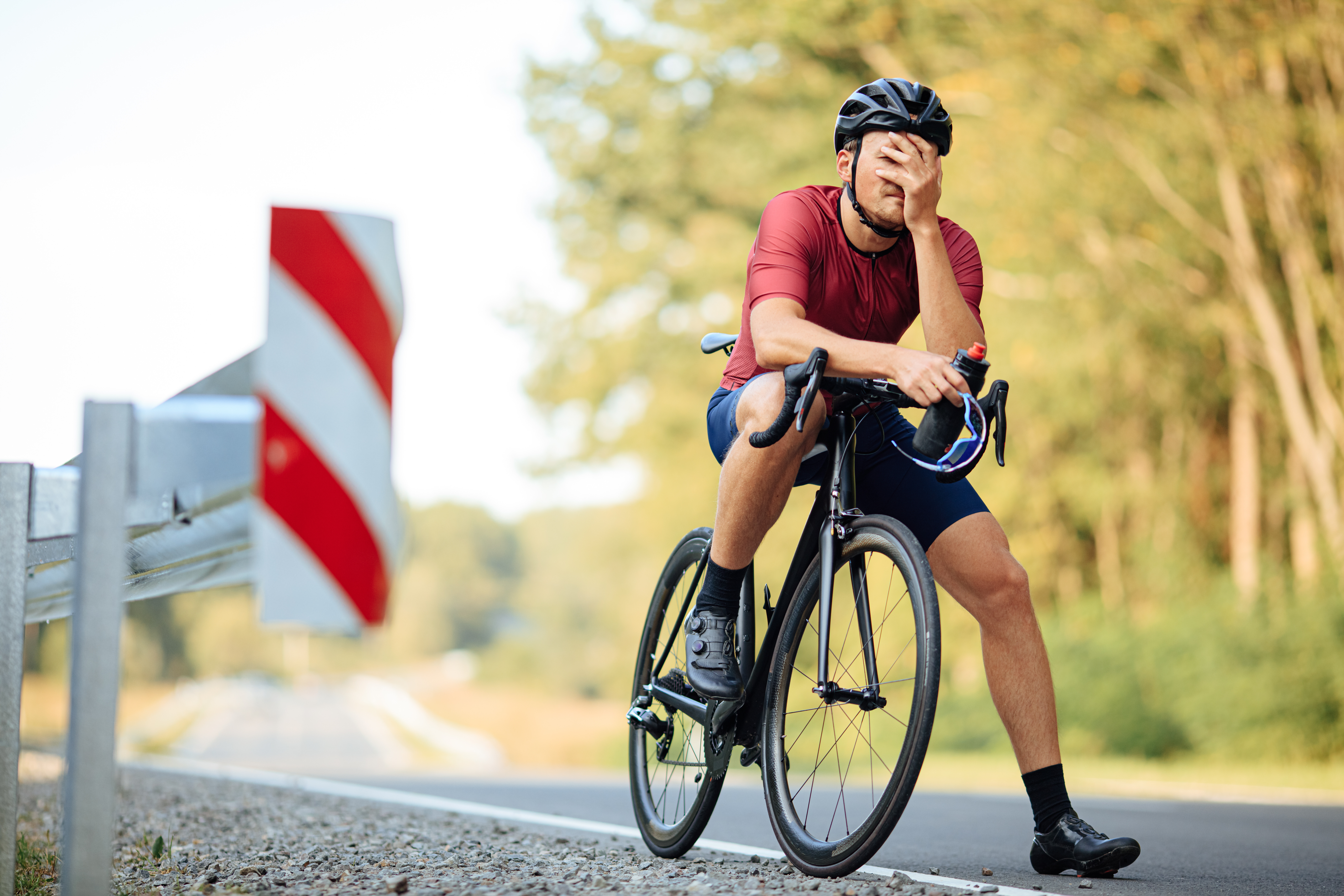 mann-auf-rad-erschöpft