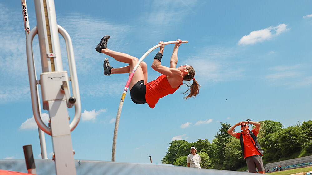 katharina-bauer-stabhochsprung-implantierter-defibrillator_T