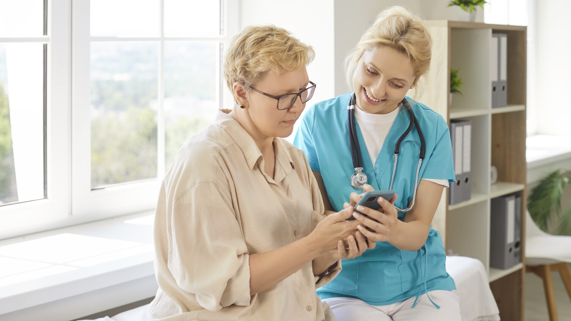 Patientin nutzt App mit Krankenschwester