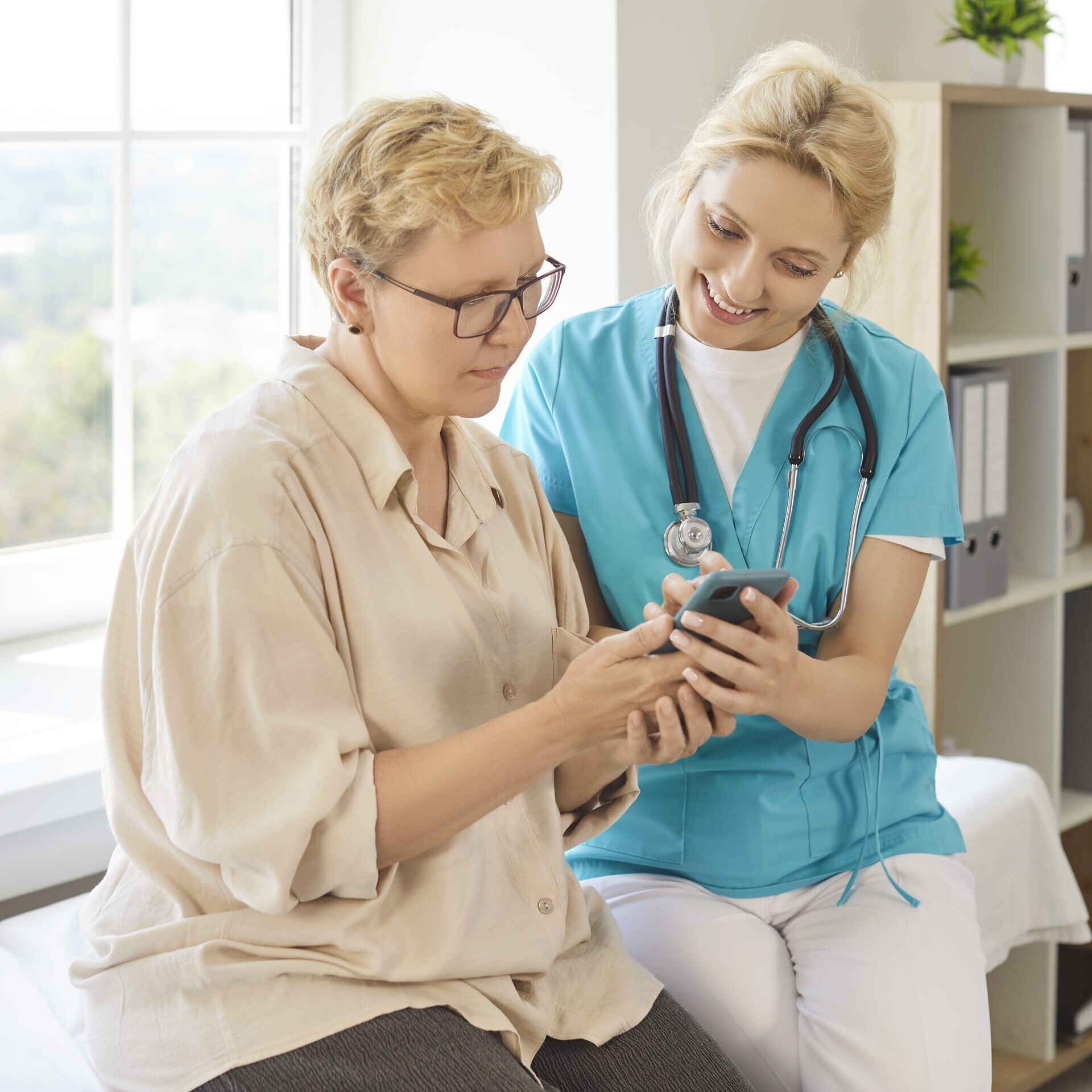 Patientin nutzt App mit Krankenschwester