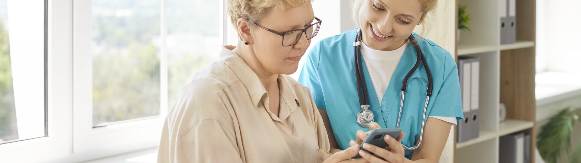 Patientin nutzt App mit Krankenschwester