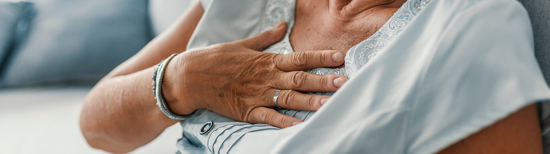 schmerzen-in-der-brust-23344576-h