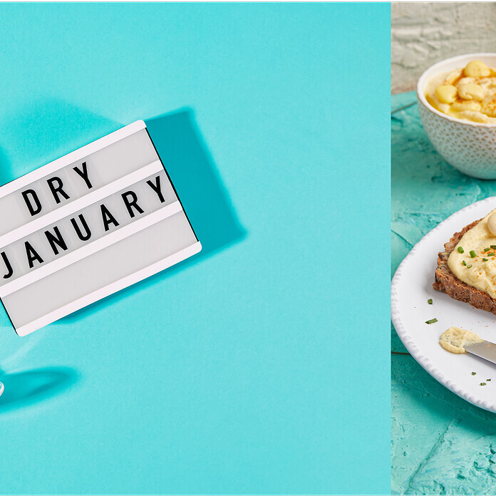 Ein Weinglas auf blauen Hintergrund mit einem Dry January Schild und ein veganes Frühstücksbrot