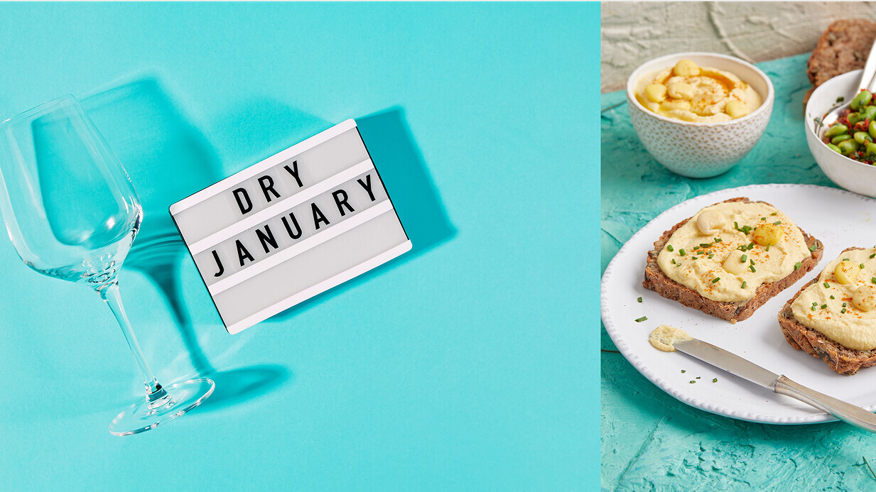 Ein Weinglas auf blauen Hintergrund mit einem Dry January Schild und ein veganes Frühstücksbrot