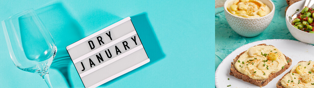 Ein Weinglas auf blauen Hintergrund mit einem Dry January Schild und ein veganes Frühstücksbrot