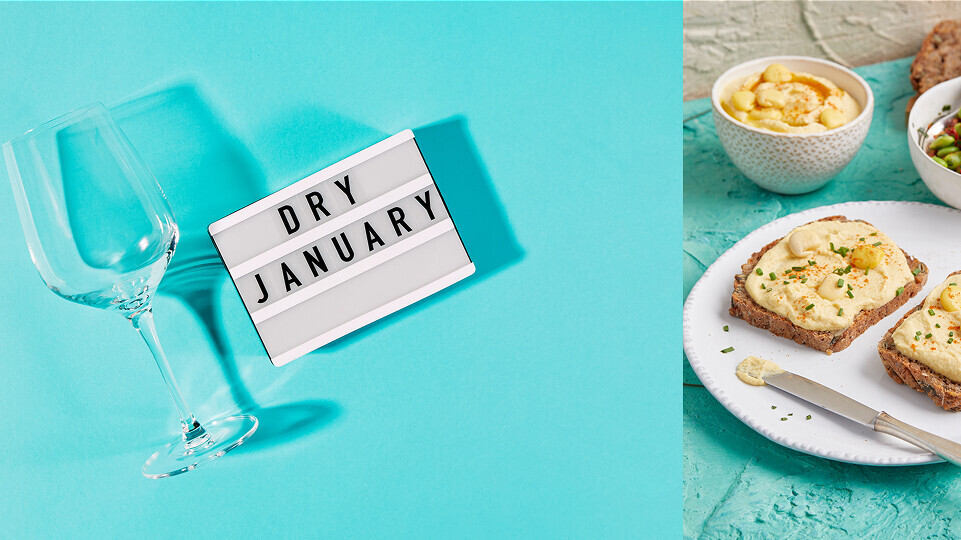Ein Weinglas auf blauen Hintergrund mit einem Dry January Schild und ein veganes Frühstücksbrot
