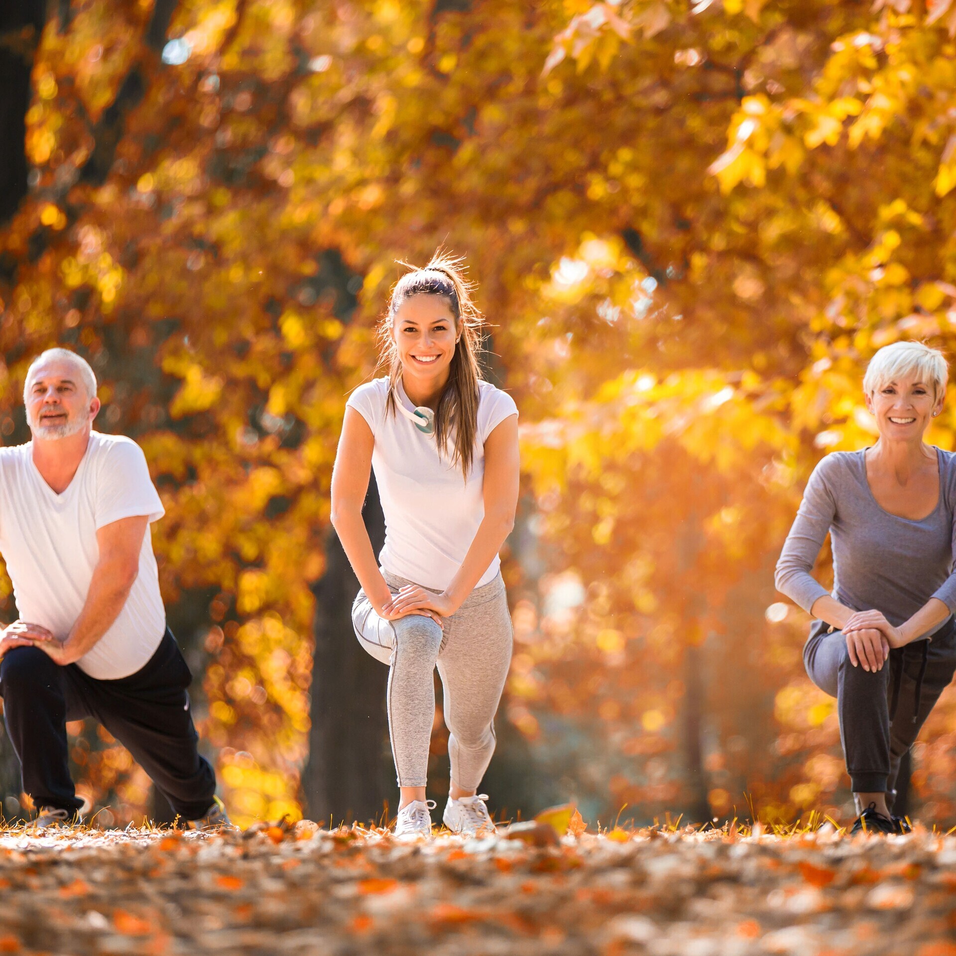 Sportgruppe im Herbst