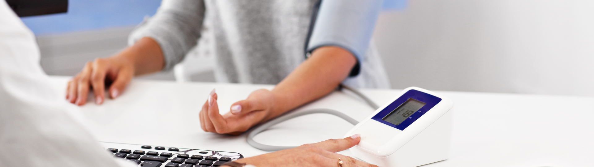 Ärztin misst Blutdruck bei Patientin