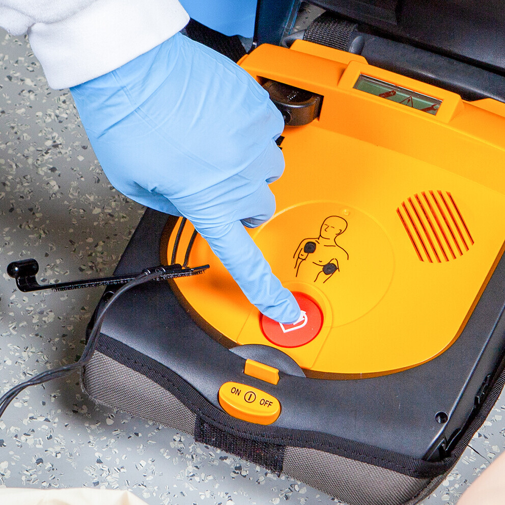 aed-automatisierter-externer-defibrillator-1385506169_H