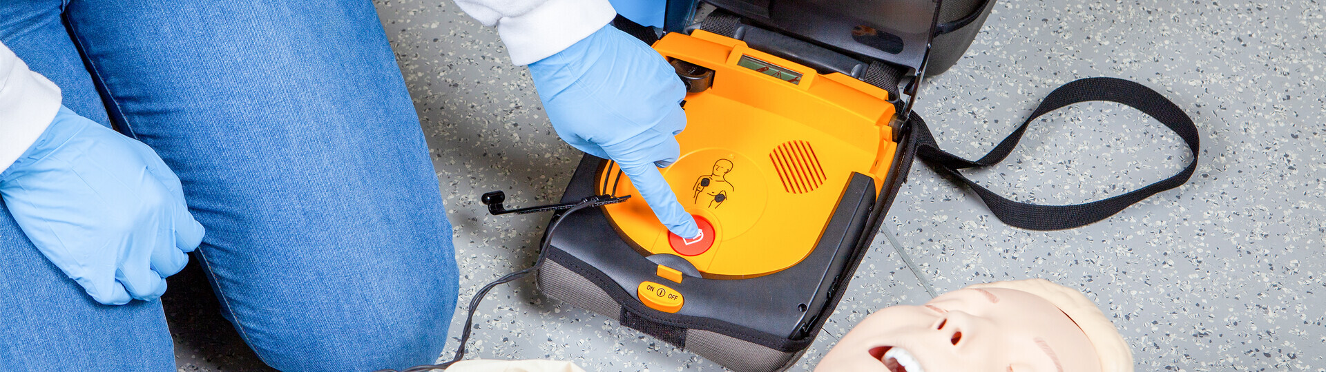 aed-automatisierter-externer-defibrillator-1385506169_H