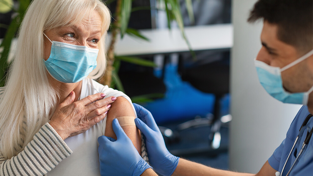 angepasste-impfung-corona-1331304057_T