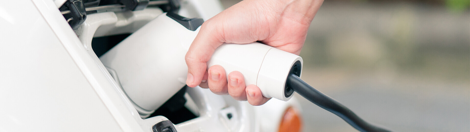 herzschrittmacher-e-auto-laden-1059213434-h