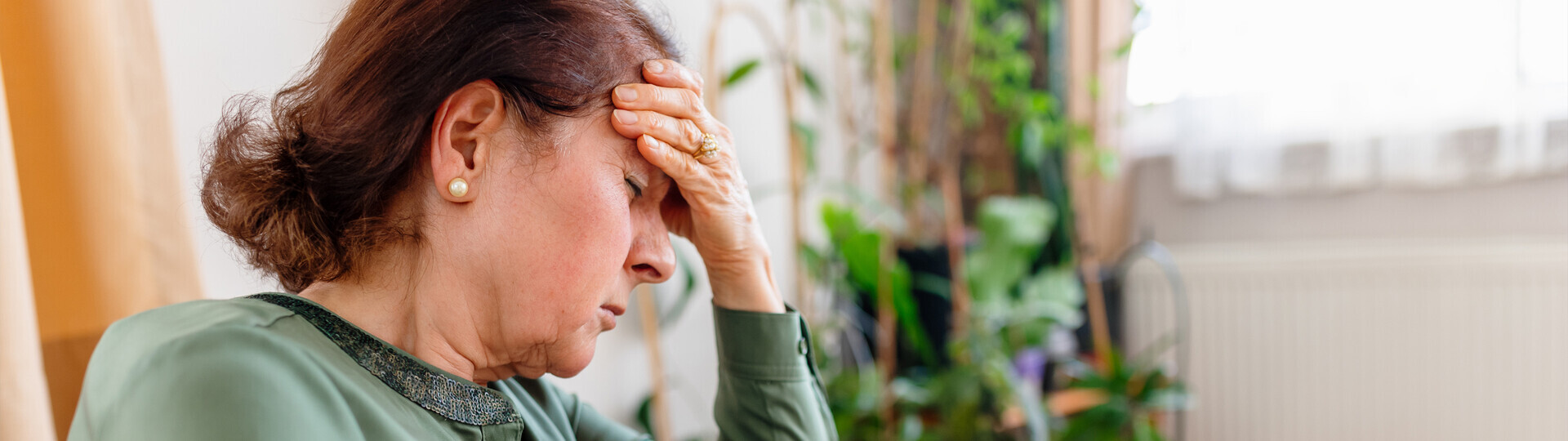 weiblicher-herzinfarkt-symptome-frau-1224921703_H