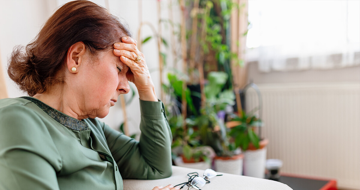 weiblicher-herzinfarkt-symptome-frau-1224921703_StickyBox