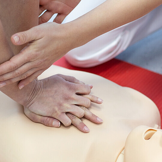 herzdruckmassage-wiederbelebung-1374781029-h
