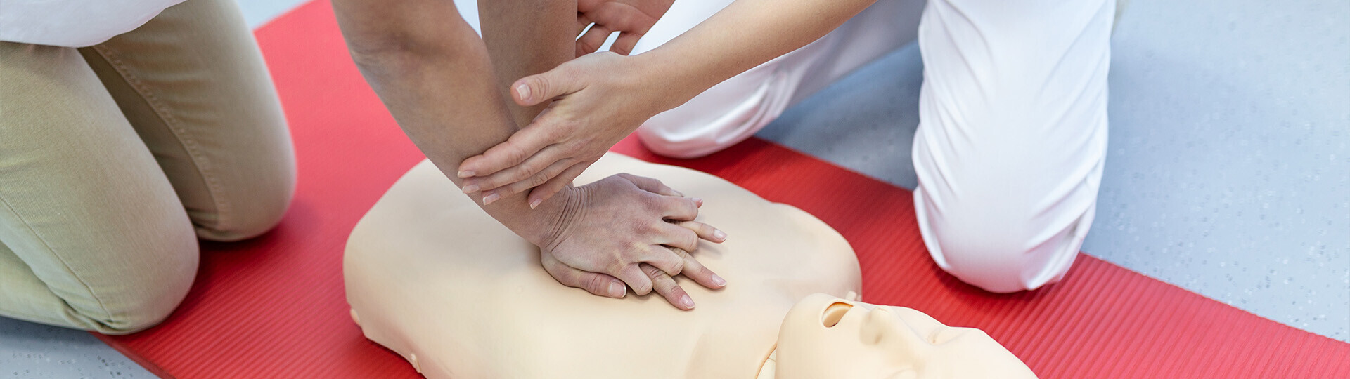 herzdruckmassage-wiederbelebung-1374781029-h