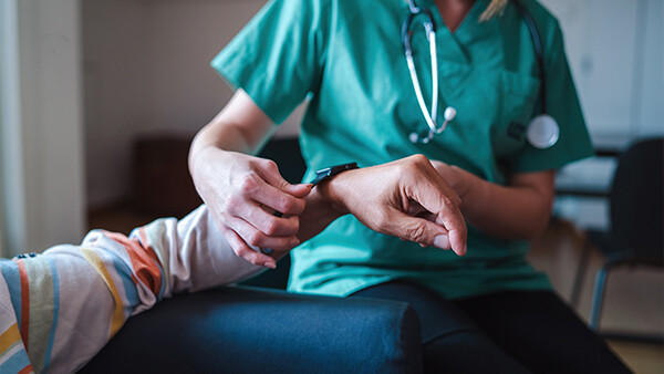 smartwatch-herzprobleme-1363170011-t