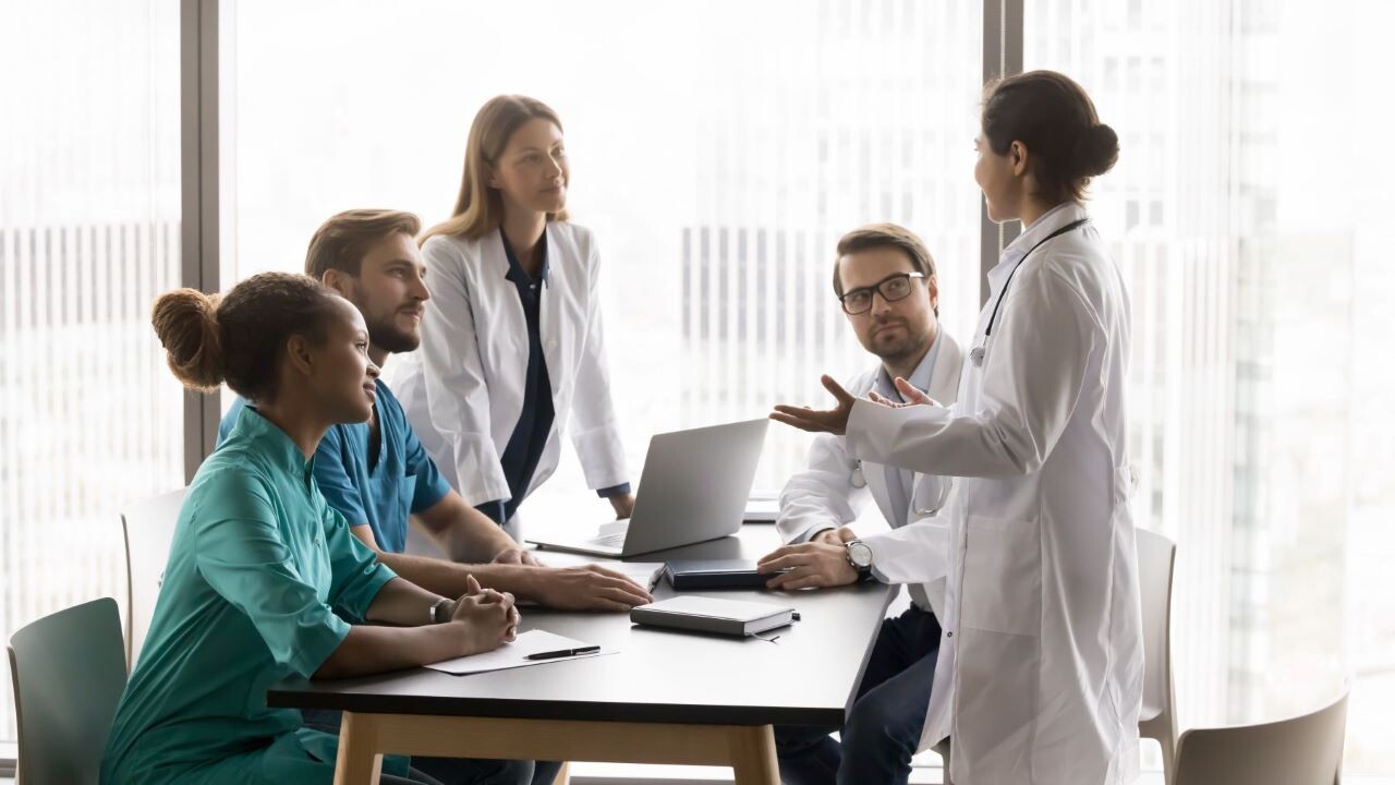 fachpersonal-ags-shutterstock_2571102491-16zu9