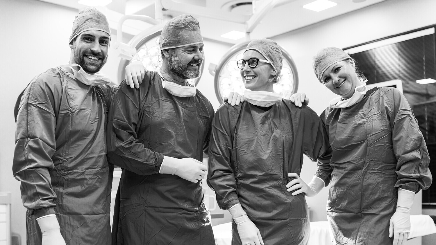 vier ärzte und ärztinnen im OP