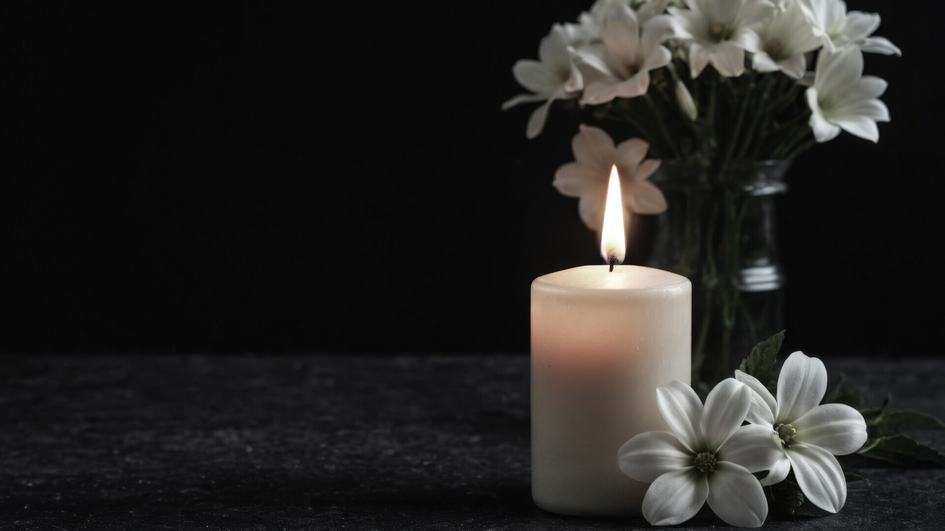 Brennende Kerzen mit Blumen