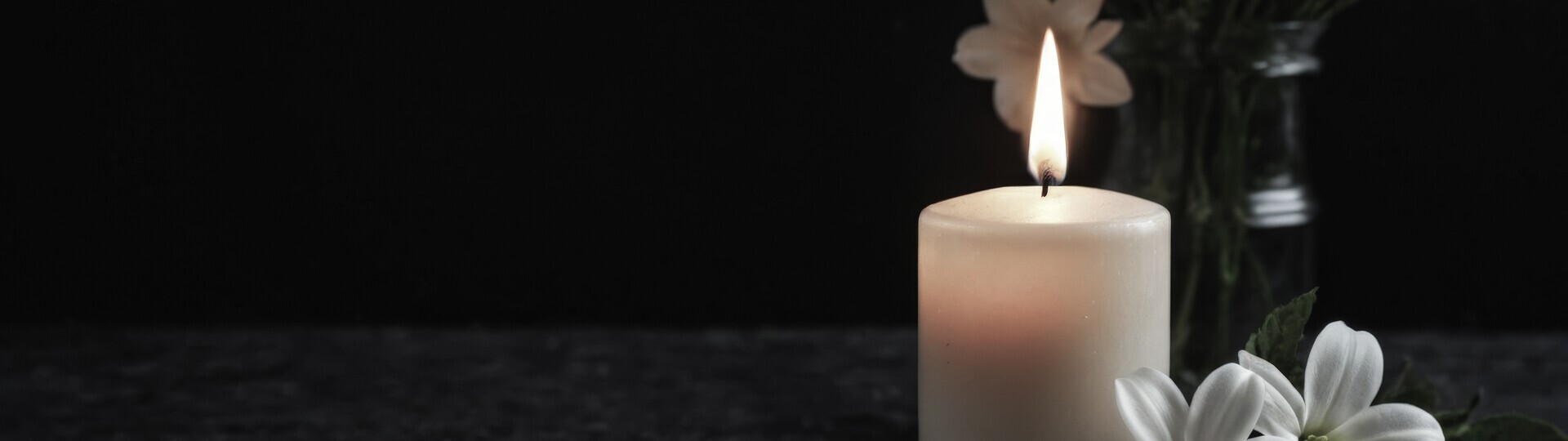 Brennende Kerzen mit Blumen