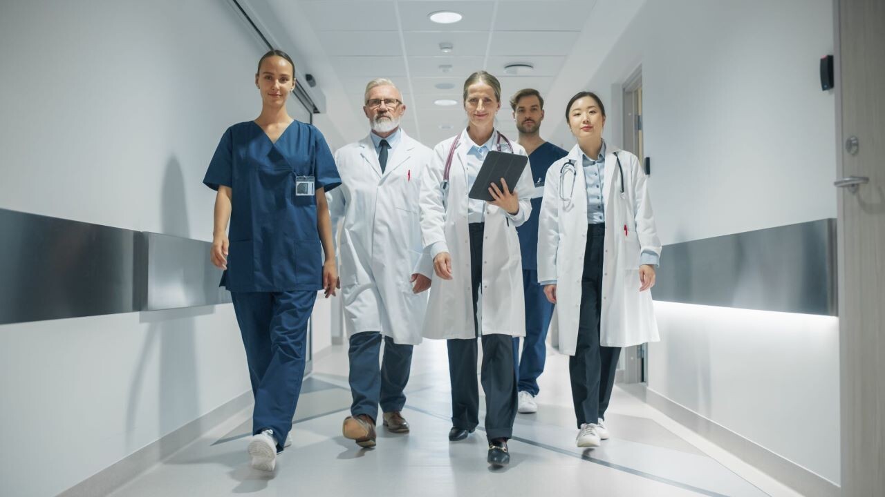 jahresbericht24-titel-shutterstock_2557673819-16zu9