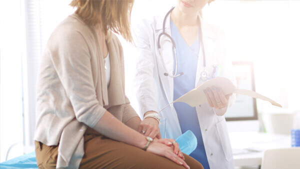 arzt-patient-diskutieren-etwas-shutterstock-736552108-600x338px