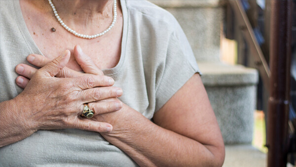 brustschmerzen-ursachen-1406545219_StickyBox-600x338px