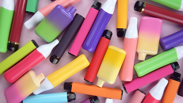 einweg-e-zigaretten-shutterstock-2319639603-600x338px